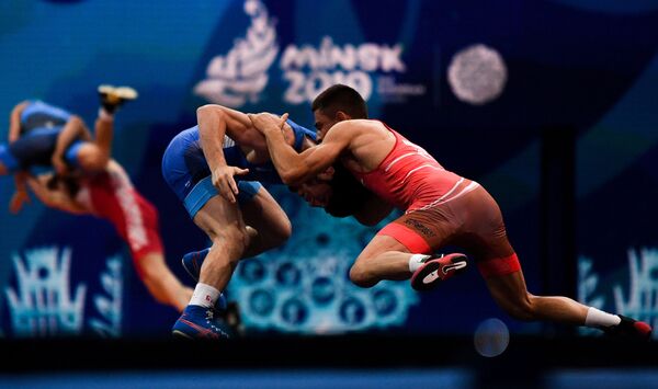غيورغي فانغيلوف من بلغاريا وزافور أوغوييف من روسيا في منافسة على الميدالية البرونزية في بطولة فنون القتال الحر بين الرجال في فئة الوزن يصل إلى 57 كجم في دورة الألعاب الأوروبية الثانية في مينسك - سبوتنيك عربي
