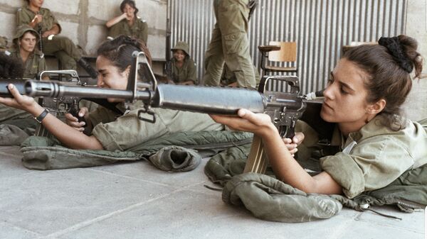 فتيات يتعلمن إطلاق النار في الجيش الإسرائيلي - سبوتنيك عربي