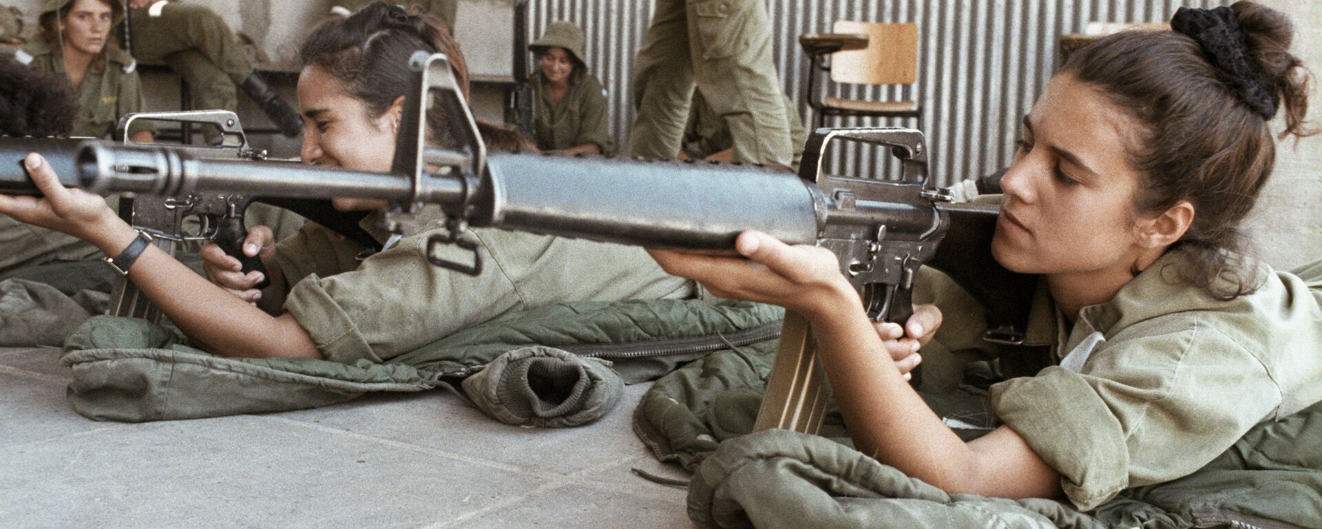 فتيات يتعلمن إطلاق النار في الجيش الإسرائيلي - سبوتنيك عربي, 1920, 07.02.2020