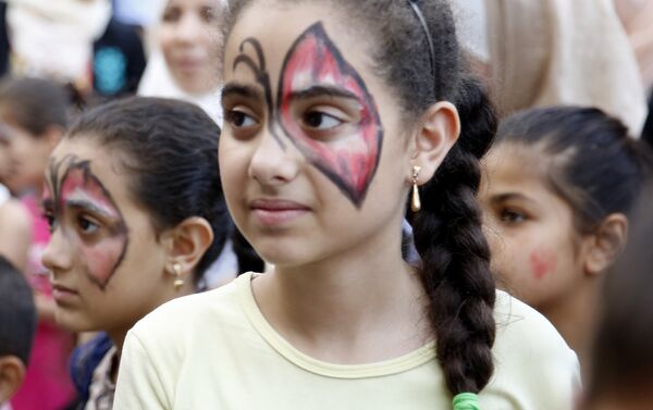 السوريون يحتفون بيوم الأطفال المشردين في مختلف المحافظات السورية - سبوتنيك عربي