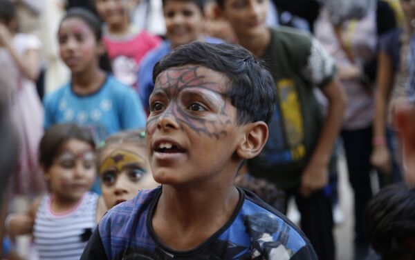 السوريون يحتفون بيوم الأطفال المشردين في مختلف المحافظات السورية - سبوتنيك عربي