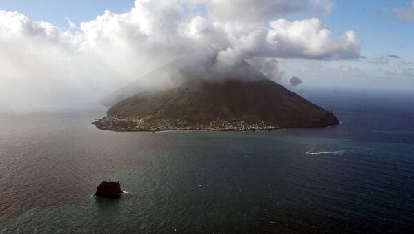 Вулканический остров Стромболи с действующим вулканом в Тирренском море к северу от Сицилии, Италия - سبوتنيك عربي