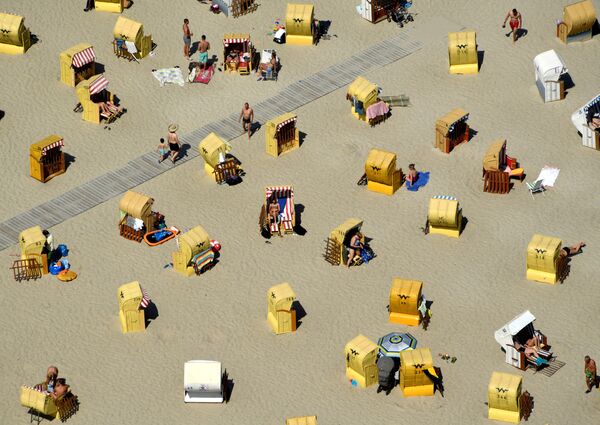 الناس على شاطئ بحر البلطيق في مدينة ترافموند بألمانيا في 30 يونيو/ حزيران 2019 - سبوتنيك عربي