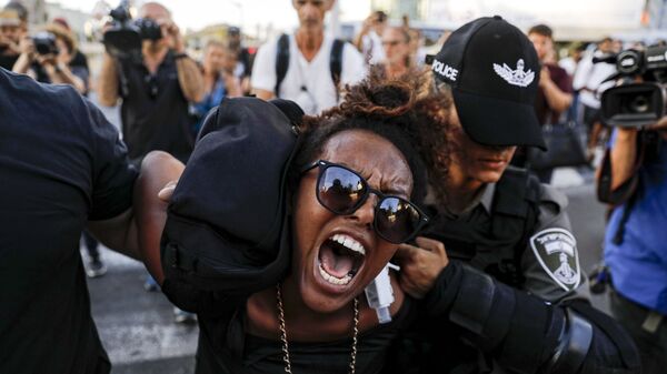 الشرطة الإسرائيلية تحتجز المتظاهرين أثناء تظاهرة ضد وحشية الشرطة في تل أبيب، التي قتل على اثرها شاب أثيوبي، 3 يوليو/ تموز 2019 - سبوتنيك عربي