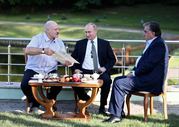الرئيس فلاديمير بوتين، ورئيس طاجيكستان إمام علي رحمان خلال اجتماع غير رسمي في مقر إقامته في مينسك البيلاروسية - سبوتنيك عربي