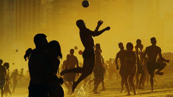 مصطافون يلعبون كرة القدم على شاطئ ريو دي جانيرو في البرازيل 30 يونيو/ حزيران 2019 - سبوتنيك عربي