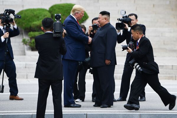 رئيس الولايات المتحدة دونالد ترامب وزعيم كوريا الشمالية كيم جونغ أون خلال اجتماعهما في بانمونجوم 30 يونيو/ تموز 2019 - سبوتنيك عربي