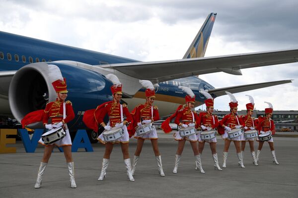 مراسم احتفالية باستقبال طائرة الخطوط الجوية الفيتنامية Vietnam Airlines في مطار شيريميتيفو الدولي، وذلك بمناسبة اطلاق رحلات مباشرة هانوي-موسكو-هانوي - سبوتنيك عربي
