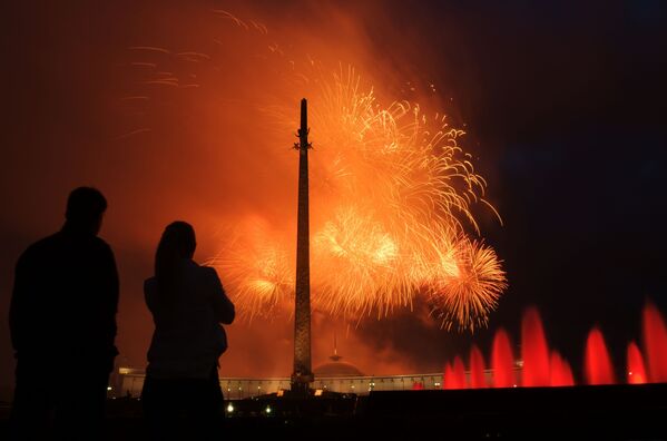 الألعاب النارية بمناسبة مرور الذكرى الـ 75 لتحرير مينسك من قوات ألمانيا النازية، في تل بوكلونايا غورا في موسكو - سبوتنيك عربي
