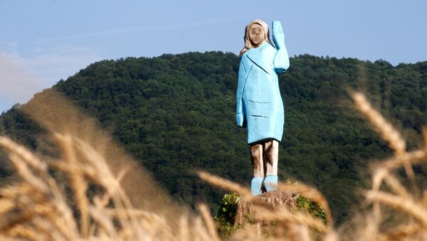الكشف رسمياً عن تمثال خشبي بالحجم الطبيعي للسيدة الأولى في الولايات المتحدة ميلانيا ترامب في روزنو بالقرب من مسقط رأسها في سفنيكا - سبوتنيك عربي