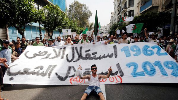 مظاهرات في الجزائر العاصمة في ذكرى الاستقلال - سبوتنيك عربي