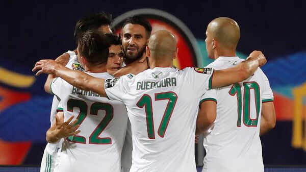 فرحة لاعبي منتخب الجزائر بعد التأهل لربع نهائي أمم أفريقيا - سبوتنيك عربي