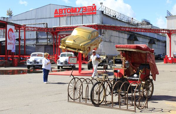 افتتاح أكبر معرض لمصنع السيارات موتوري أكتيابريا (محركات أكتوبر) في روسيا، على أراضي مصنع كريستال في موسكو. حيث يوجد أكثر من 70 سيارة فريدة من نوعها. - سبوتنيك عربي