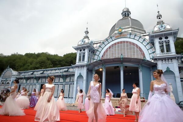 الفتيات قبل بدء سباق العرائس في مدينة جيليزنودوروجسك الروسية - سبوتنيك عربي