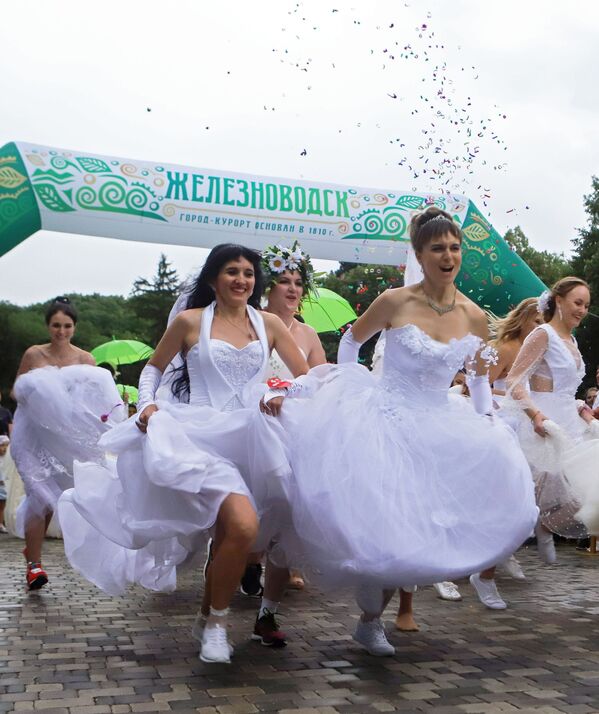 الفتيات قبل بدء سباق العرائس في مدينة جيليزنودوروجسك الروسية - سبوتنيك عربي