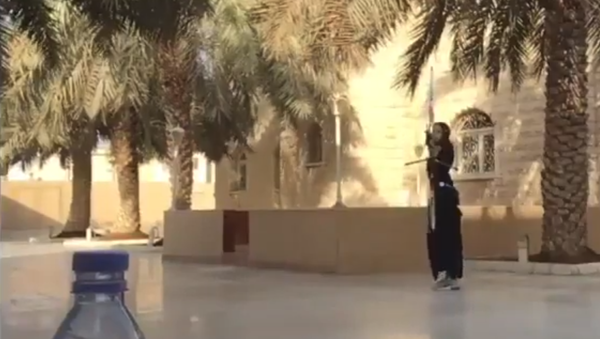 بطلة السعودية تشارك في تحدي غطاء الزجاجة - سبوتنيك عربي