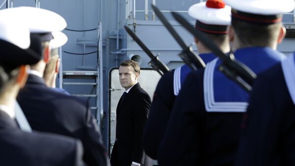 الرئيس الفرنسي، إيمانويل ماكرون، على ظهر سفينة تابعة للبحرية الفرنسية - الجيش الفرنسي - سبوتنيك عربي
