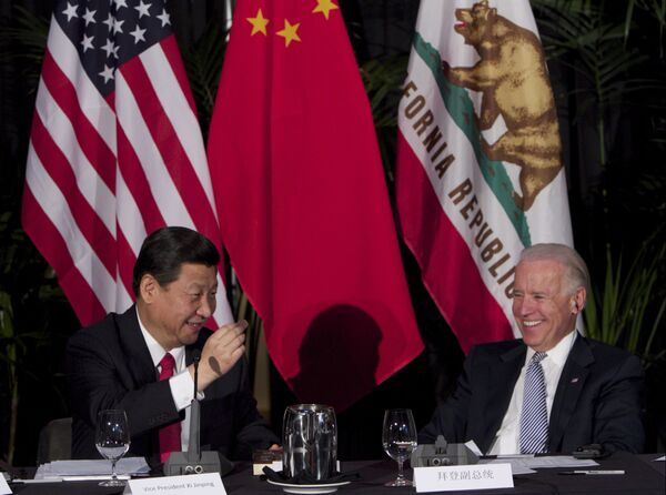 الزعيم الصيني شي جين بينغ يأكل الشوكولاتة في اجتماع مع نائب الرئيس الأمريكي جو بايدن، 17 فبراير/ شباط 2012 - سبوتنيك عربي