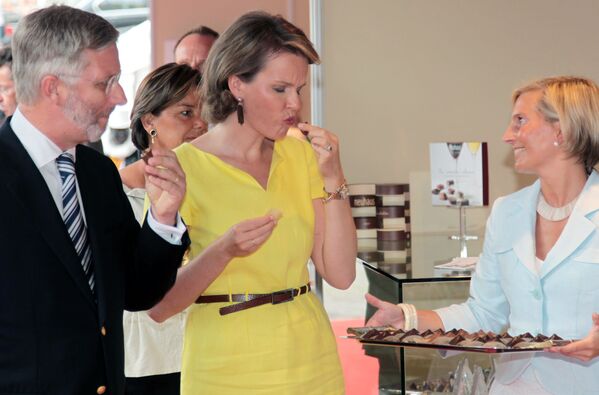 أمير بلجيكا فيليب وأميرة بلجيكا ماتيلدا يتذوقان عينة من الشوكولاتة في بروكسل، 21 يوليو/ تموز 2010 - سبوتنيك عربي