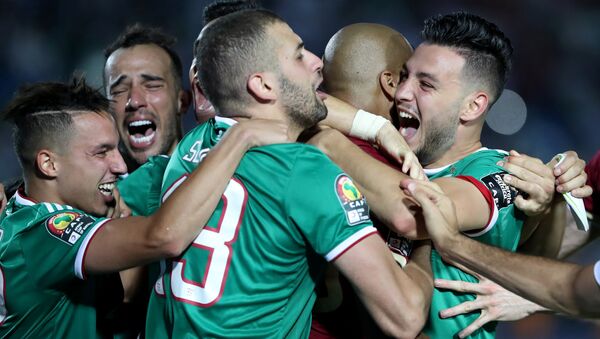 لاعبي الجزائر يحتفلون بالفوز على كوت ديفوار - سبوتنيك عربي