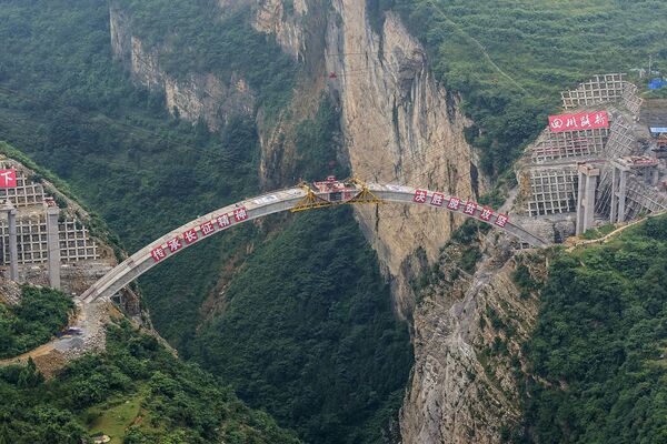 بناء جسر يربط بين يوننان بمقاطعة قويتشو بمقاطعة سيتشوان في جنوب غرب الصين، 7 يوليو/ تموز 2019 - سبوتنيك عربي