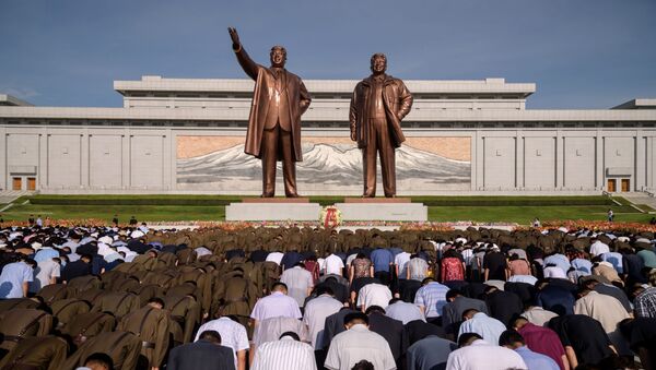 سكان بيونغ يانغ خلال دقيقة صمت أمام النصب التذكاري لكيم إيل سونغ وكيم جونغ إيل في يوم الذكرى الـ 25 لوفاة كيم إم سونغ، بيونغ يانغ، كوريا الشمالية 8 يوليو/ تموز 2019 - سبوتنيك عربي