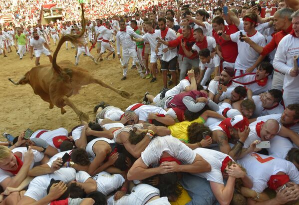 سباق الثيران في مهرجان سان فيرمين في مدينة بامبلونا الإسبانية، 8 يوليو/ تموز 2019 - سبوتنيك عربي