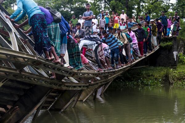مارة على جسر مكسور في سيلهيت، بنغلاديش 7 يوليو/ تموز 2019 - سبوتنيك عربي