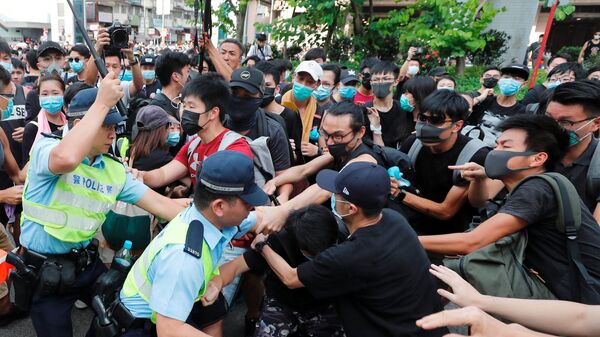 الشرطة تضرب بهراواتها المتظاهرين بعد مسيرة في شونغ شوي في هونغ كونغ - سبوتنيك عربي