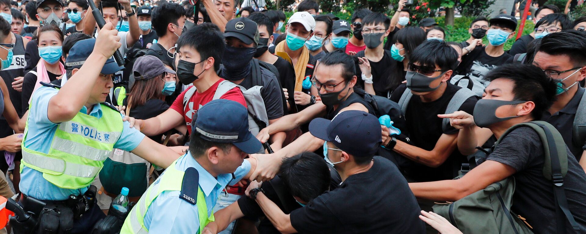 الشرطة تضرب بهراواتها المتظاهرين بعد مسيرة في شونغ شوي في هونغ كونغ - سبوتنيك عربي, 1920, 19.06.2022