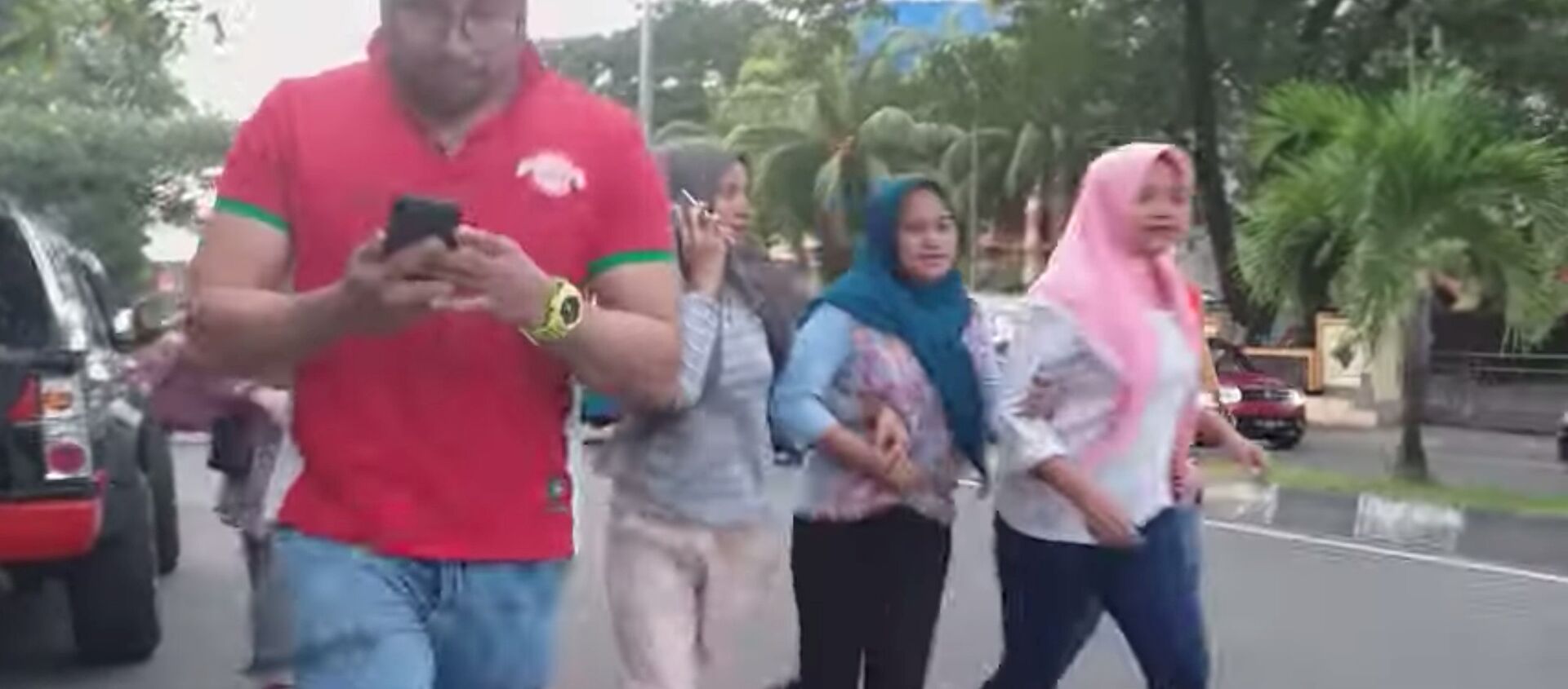 مواطنون في إندونيسيا يركضون في الشوارع بعد وقوع زلزال جزيرة هالماهيرا، 14 يوليو/تموز 2019 - سبوتنيك عربي, 1920, 22.06.2020
