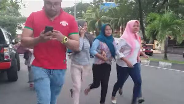 مواطنون في إندونيسيا يركضون في الشوارع بعد وقوع زلزال جزيرة هالماهيرا، 14 يوليو/تموز 2019 - سبوتنيك عربي
