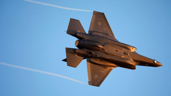 سلاح الجو الإسرائيلي F-35 يطير خلال حفل تخرج للطيارين التابعين للقوات الجوية الإسرائيلية في قاعدة هاتزريم في جنوب إسرائيل - سبوتنيك عربي