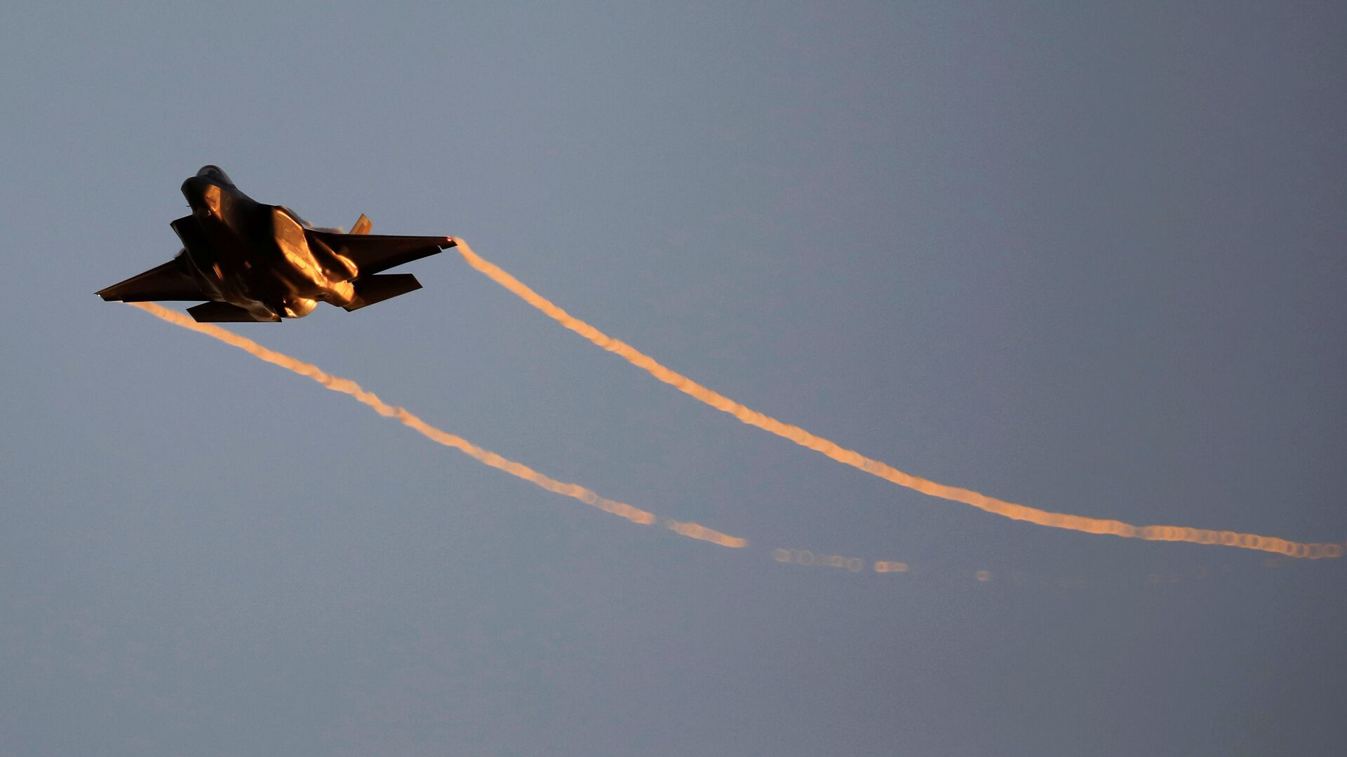 سلاح الجو الإسرائيلي F-35 يطير خلال حفل تخرج للطيارين التابعين للقوات الجوية الإسرائيلية في قاعدة هاتزريم في جنوب إسرائيل - سبوتنيك عربي, 1920, 25.11.2021