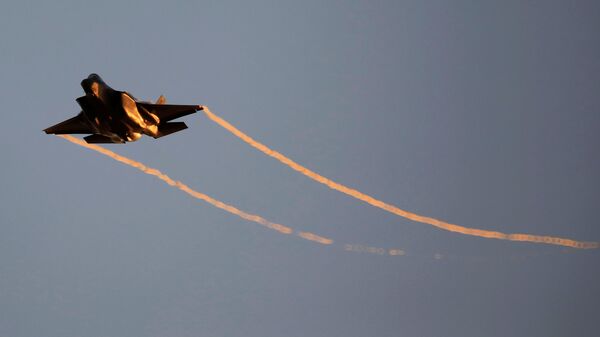 سلاح الجو الإسرائيلي F-35 يطير خلال حفل تخرج للطيارين التابعين للقوات الجوية الإسرائيلية في قاعدة هاتزريم في جنوب إسرائيل - سبوتنيك عربي