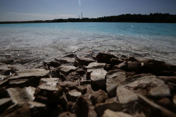 البحيرة القرمزية، التي أطلق عليها أهالي المنطقة المحليون بـ جزر المالديف، 11 يوليو/ تموز 2019 - سبوتنيك عربي