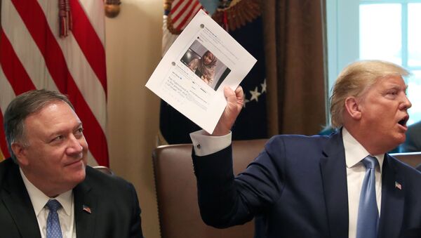 الرئيس الأمريكي دونالد ترامب يحمل ورقة بها تغريدة إلهان عمر حول النائب الأمريكي إلهان عمر - سبوتنيك عربي