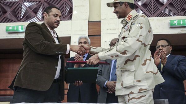 المجلس العسكري السوداني وقوى الحرية والتغيير يوقعان على الاتفاق السياسي - سبوتنيك عربي