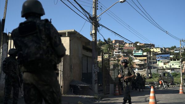جنود برازيليون خلال دورية في أحد الأحياء الفقيرة في ضاحية ريو- البرازيل  - سبوتنيك عربي