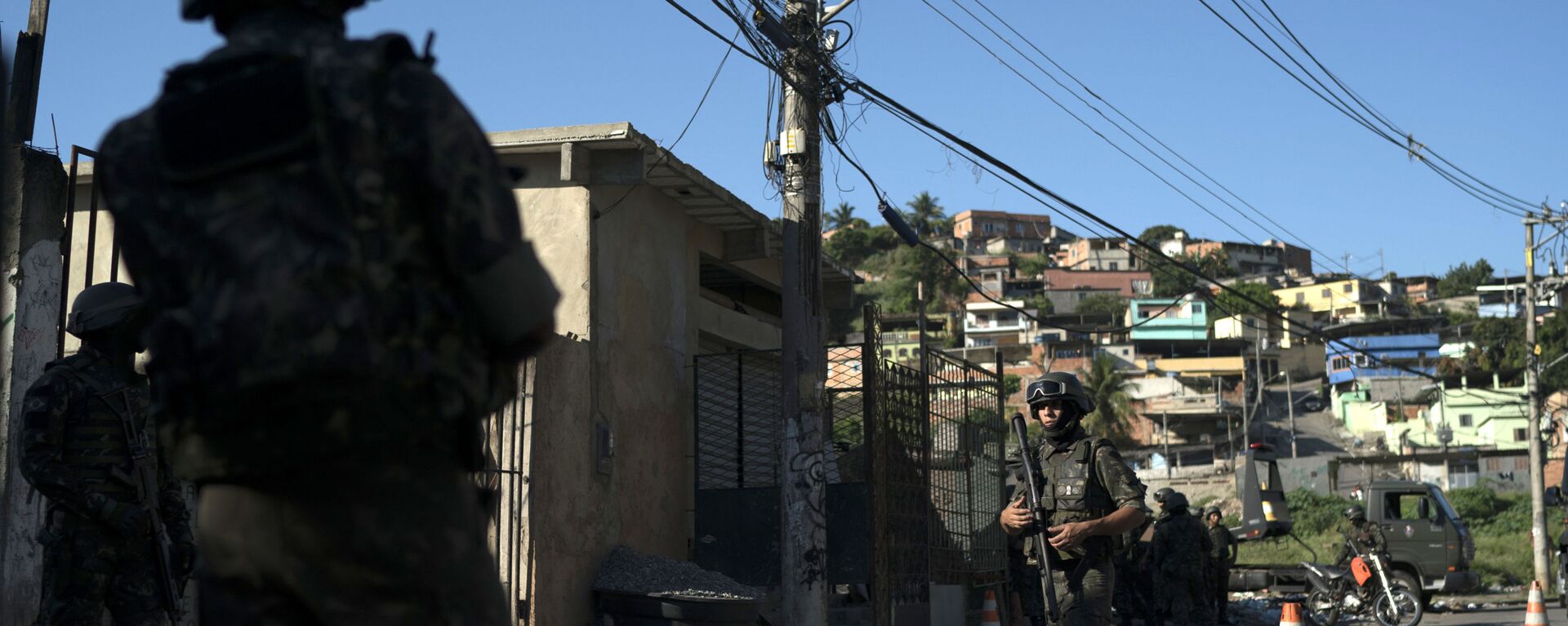 جنود برازيليون خلال دورية في أحد الأحياء الفقيرة في ضاحية ريو- البرازيل  - سبوتنيك عربي, 1920, 13.06.2022
