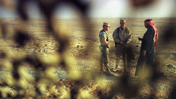 جنود أمريكيون يتحدثون مع مسؤول سعودي سابق في قاعدة الأمير سلطان الجوية - السعودية - سبوتنيك عربي