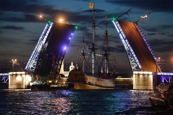 تمر الفرقاطة بولتافا عبر جسر دفورتسوفي (جسر القصر) للمشاركة في بروفات العرض البحري الرئيسي بمناسبة يوم البحرية - سبوتنيك عربي