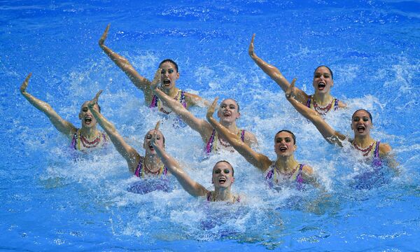 رياضيات المنتخب الروسي يشاركن في البرنامج الفني لمسابقات فرق السباحة الإيقاعية في بطولة العالم للألعاب المائية الـ18 في غوانغجو، كوريا الجنوبية - سبوتنيك عربي