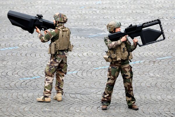 جنود الجيش الفرنسي يحملون أسلحة مضادة للطائرات المسيرة أثناء العرض العسكري بمناسبة يوم الباستيل في شارع الشانزليزيه في باريس، فرنسا، 14 يوليو/ تموز 2019 - سبوتنيك عربي