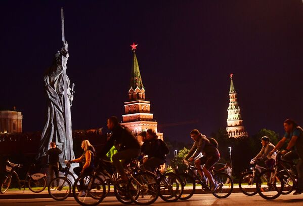 فعالية مسيرة الدراجات الهوائية الليلية في موسكو - سبوتنيك عربي