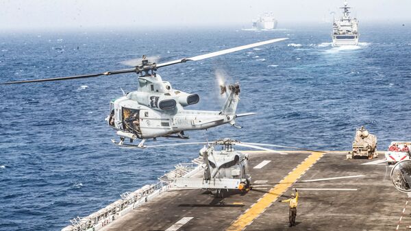 طائرة مروحية أمريكية من طراز UH-1Y تابعة لمشاة البحرية الأمريكية تقلع من سطح سفينة السفينة الهجومية البرمائية التابعة للبحرية الأمريكية يو إس إس بوكسير في خليج عمان وبحر العرب - سبوتنيك عربي
