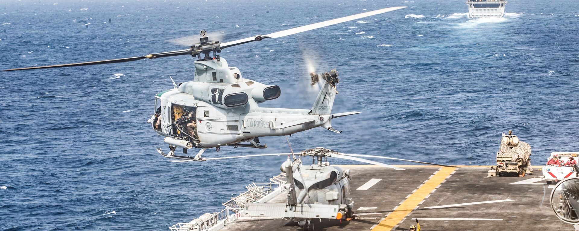 طائرة مروحية أمريكية من طراز UH-1Y تابعة لمشاة البحرية الأمريكية تقلع من سطح سفينة السفينة الهجومية البرمائية التابعة للبحرية الأمريكية يو إس إس بوكسير في خليج عمان وبحر العرب - سبوتنيك عربي, 1920, 09.05.2021