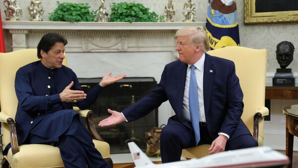 رئيس وزراء باكستان عمران خان، والرئيس الأمريكي دونالد ترامب في البيت الأبيض - سبوتنيك عربي
