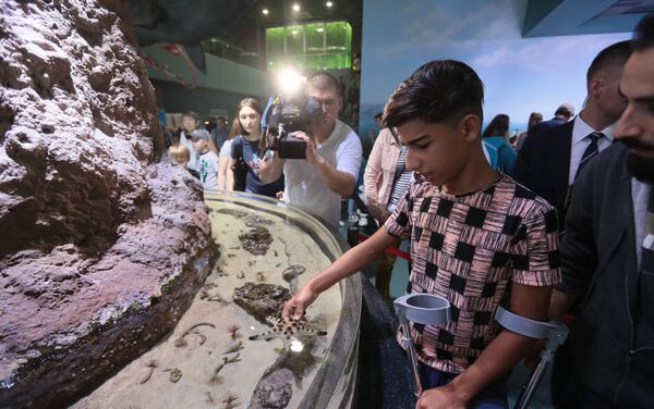الطفل العراقي قاسم الكاظمي في متحف الأحياء المائية في موسكو - سبوتنيك عربي
