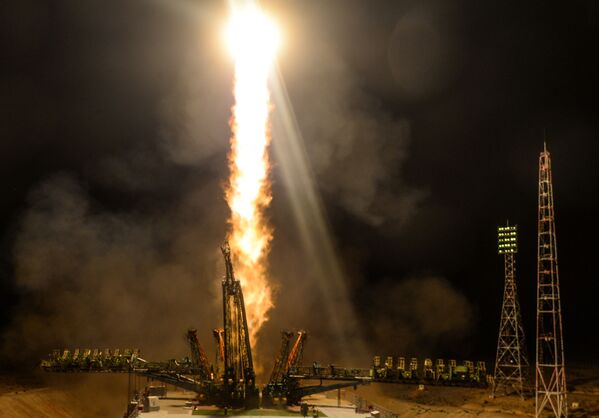إطلاق حامل الصواريخ سويوز-إف غا ومركبة الفضاء سويوز-إم سي 13 من منصة الإطلاق في بايكونور، كازاخستان - سبوتنيك عربي